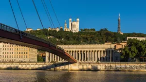 Lyon vue sur Fourvière le palais de justice et un pont